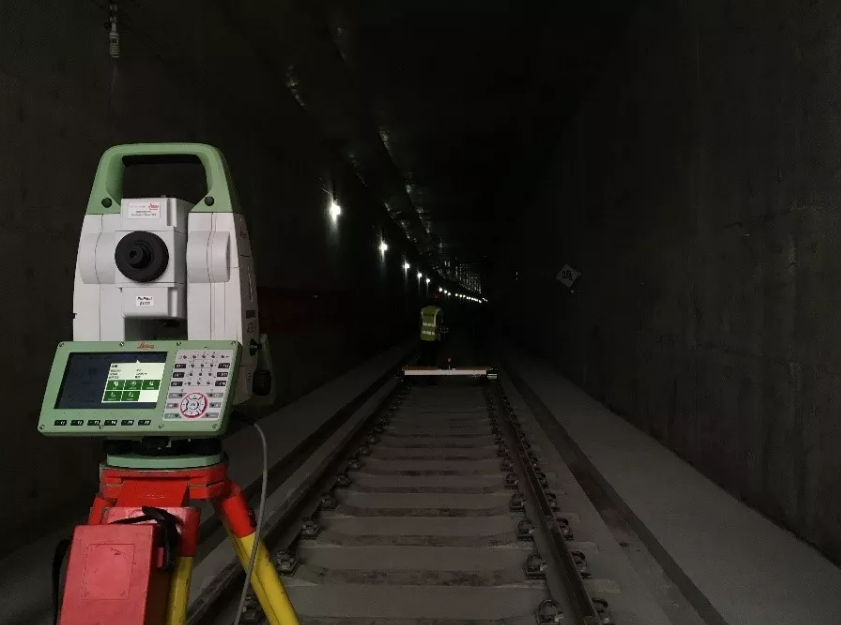 手動(dòng)照準(zhǔn)困難的昏暗隧道環(huán)境設(shè)站 手動(dòng)照準(zhǔn)困難的昏暗隧道環(huán)境設(shè)站